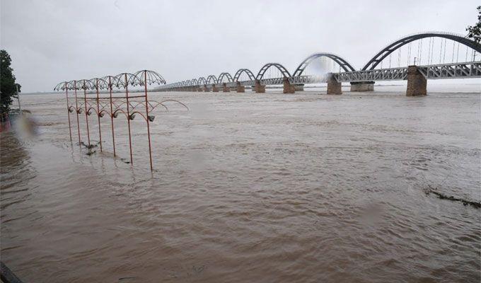 Rajamahendravaram: Godavari receives heavy inflows at Rajahmundry Photos