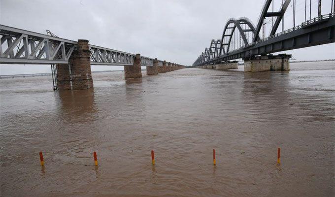 Rajamahendravaram: Godavari receives heavy inflows at Rajahmundry Photos