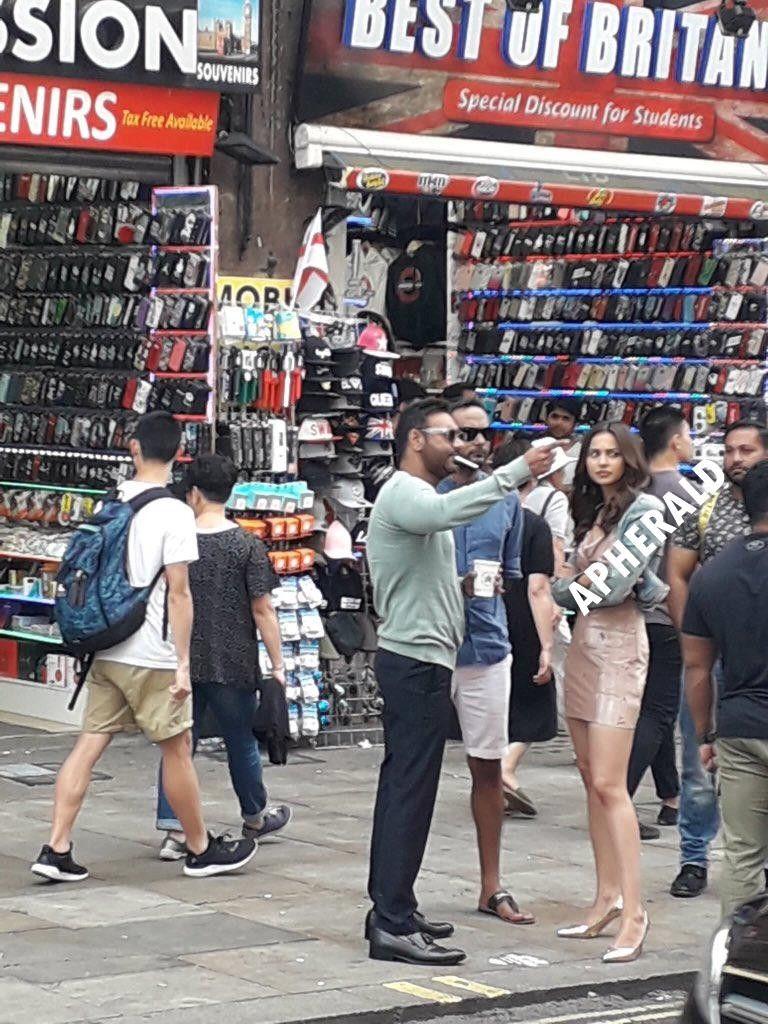 Rakul Preet Spotted in a Saree in London Leaked Photos
