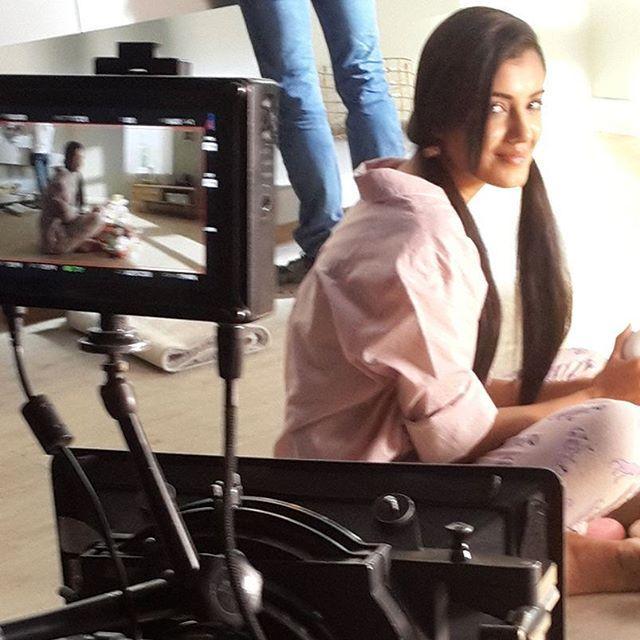 Mesmerizing Malvika's latest clicks from her TV commercials