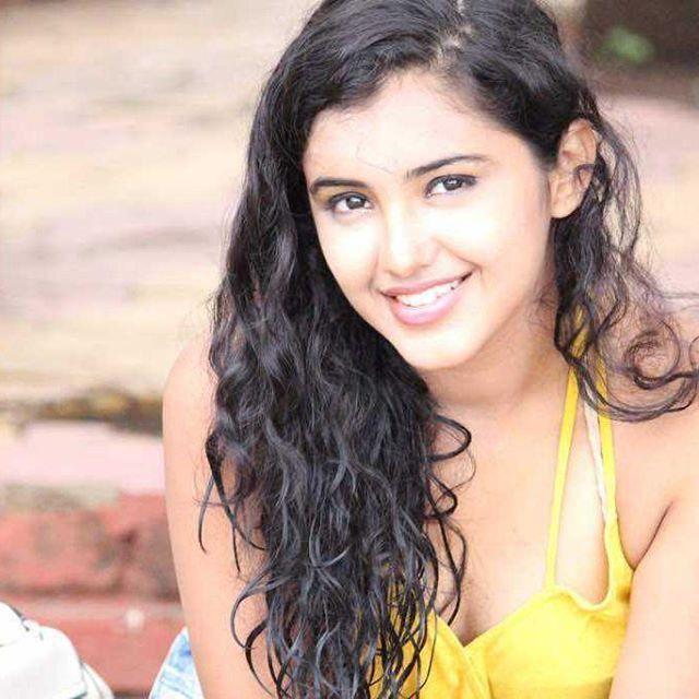 Mesmerizing Malvika's latest clicks from her TV commercials