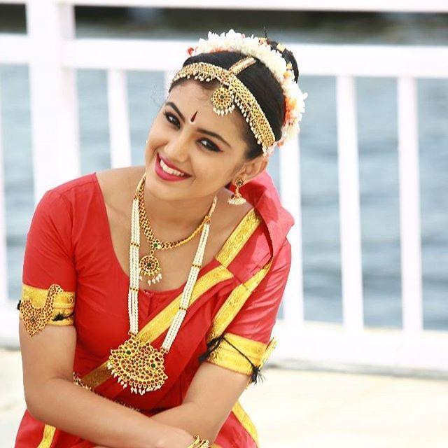 Mesmerizing Malvika's latest clicks from her TV commercials