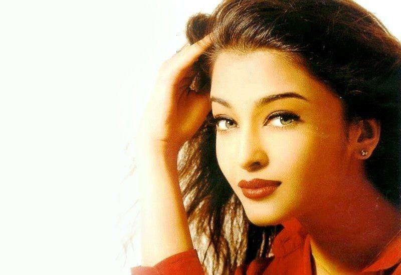 Rare & Unseen Pictures Of Aishwarya Rai You May Have Never Seen