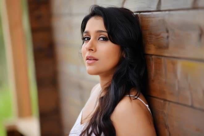 Rashmi Gautam's Anthaku Minchi Movie Latest Stills