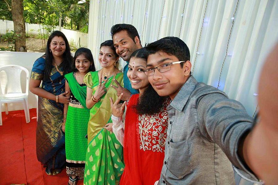 Saranya Mohan Rare & Unseen Photos with Family