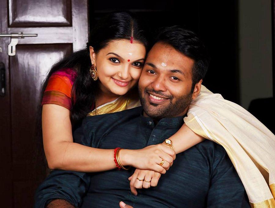 Saranya Mohan Rare & Unseen Photos with Family