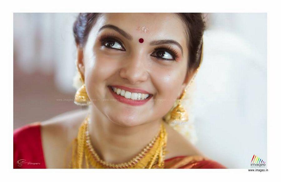 Saranya Mohan Rare & Unseen Photos with Family