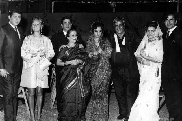 Shashi Kapoor Passes Away: These Unseen Pictures Of The Legendary Actor