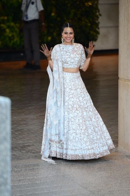 Sonam Kapoor & Anand Ahuja Mehendi Function Photos