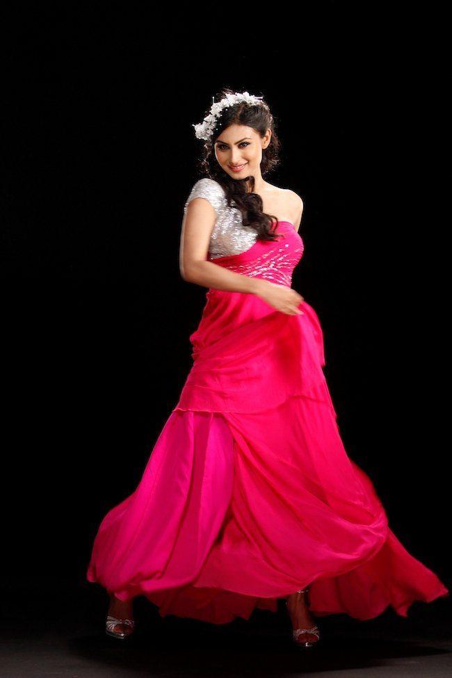 Stunning Rare & Unseen Pictures of Naagin Actress Mouni Roy