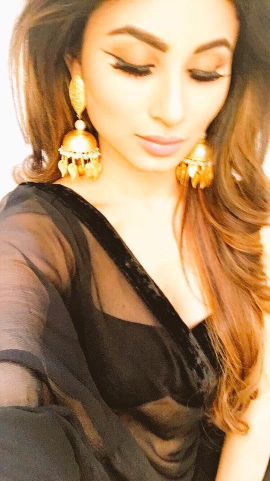 Stunning Rare & Unseen Pictures of Naagin Actress Mouni Roy