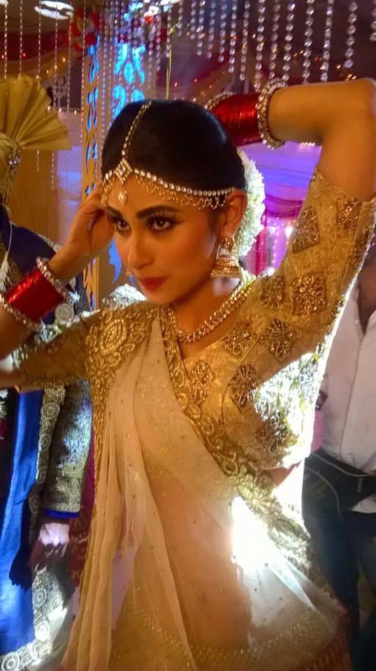 Stunning Rare & Unseen Pictures of Naagin Actress Mouni Roy