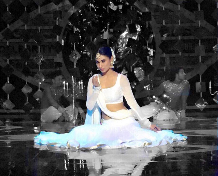 Stunning Rare & Unseen Pictures of Naagin Actress Mouni Roy
