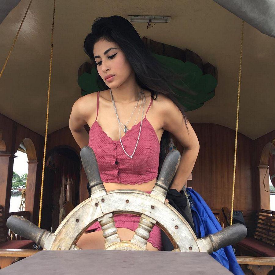 Stunning Rare & Unseen Pictures of Naagin Actress Mouni Roy