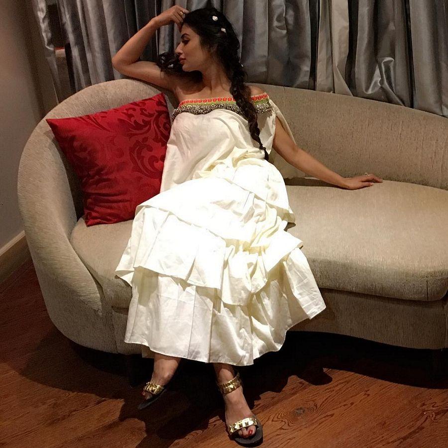 Stunning Rare & Unseen Pictures of Naagin Actress Mouni Roy