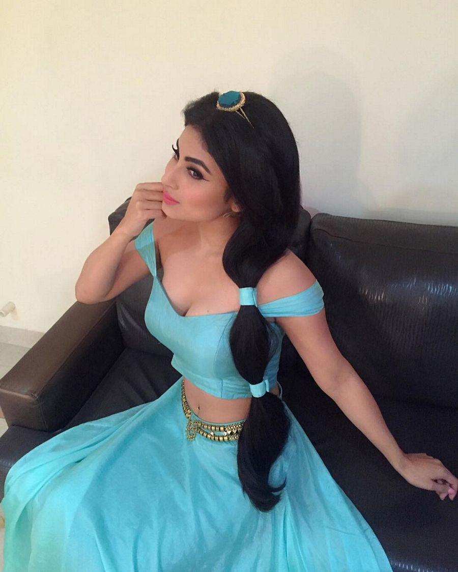 Stunning Rare & Unseen Pictures of Naagin Actress Mouni Roy