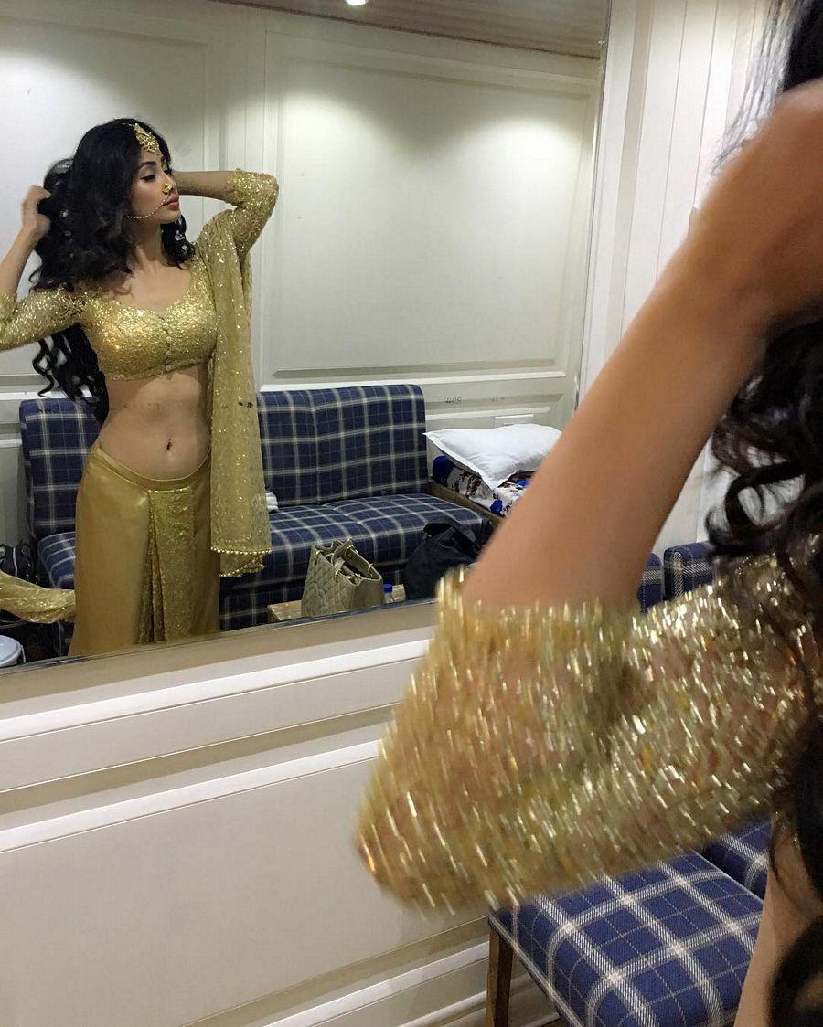 Stunning Rare & Unseen Pictures of Naagin Actress Mouni Roy