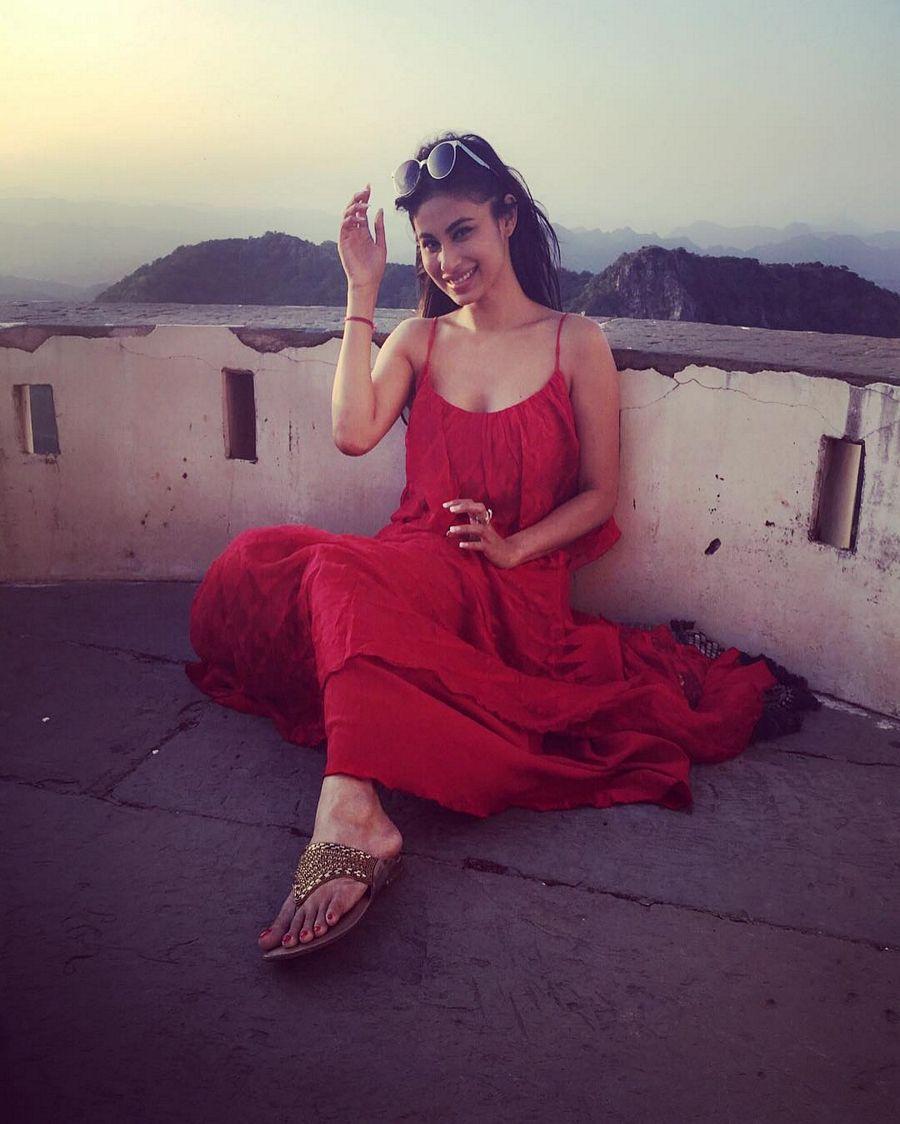 Stunning Rare & Unseen Pictures of Naagin Actress Mouni Roy