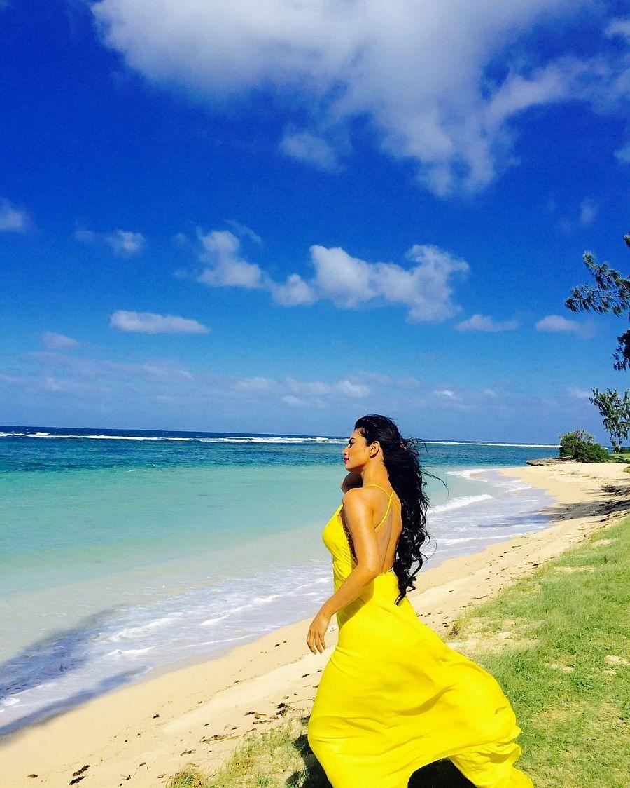 Stunning Rare & Unseen Pictures of Naagin Actress Mouni Roy