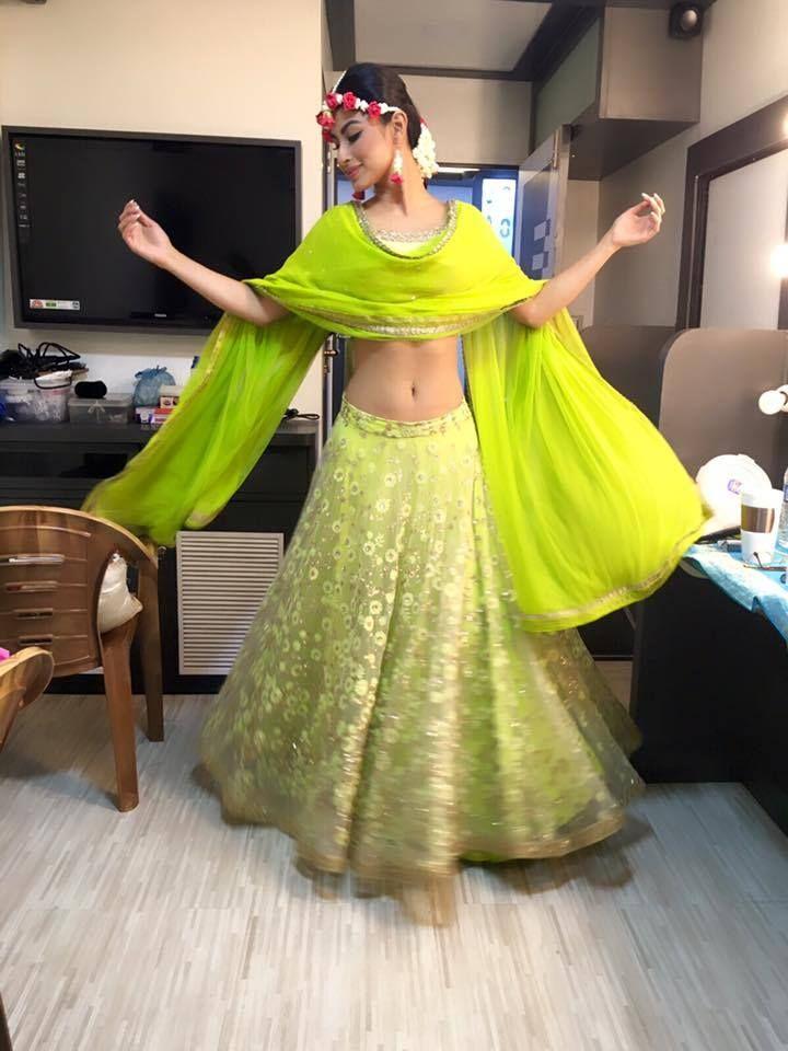 Stunning Rare & Unseen Pictures of Naagin Actress Mouni Roy