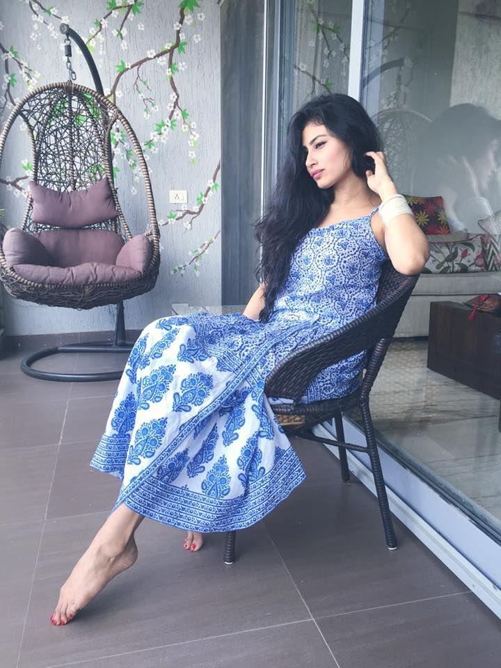 Stunning Rare & Unseen Pictures of Naagin Actress Mouni Roy