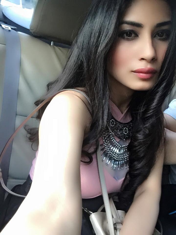 Stunning Rare & Unseen Pictures of Naagin Actress Mouni Roy