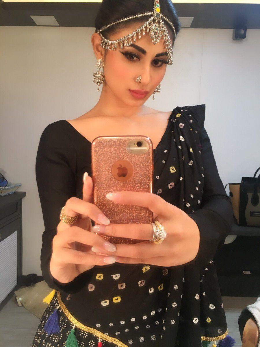 Stunning Rare & Unseen Pictures of Naagin Actress Mouni Roy