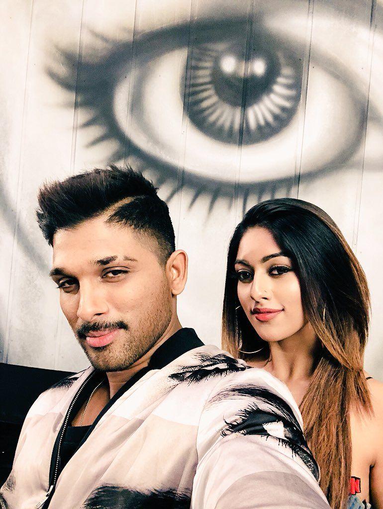 StylishStar Allu Arjun & Anu Emmanuel Stills from Naa Peru Surya