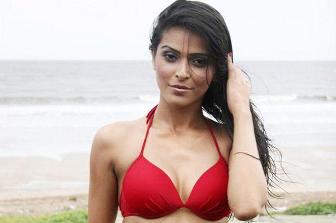 TV Actress Madhurima Tuli Personal Real Life Hot Photos