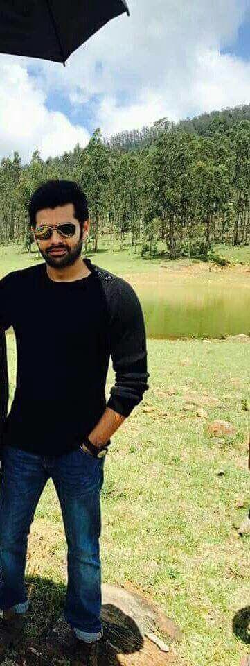 Vunnadhi Okate Zindagi Movie Working Stills & Posters