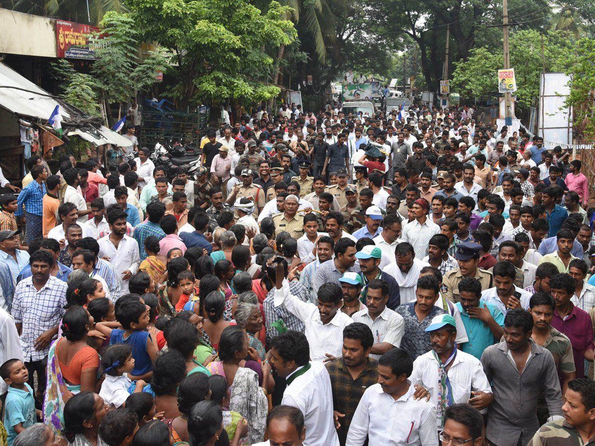 YS Jagan Continuous Padayatra In Rain Photos