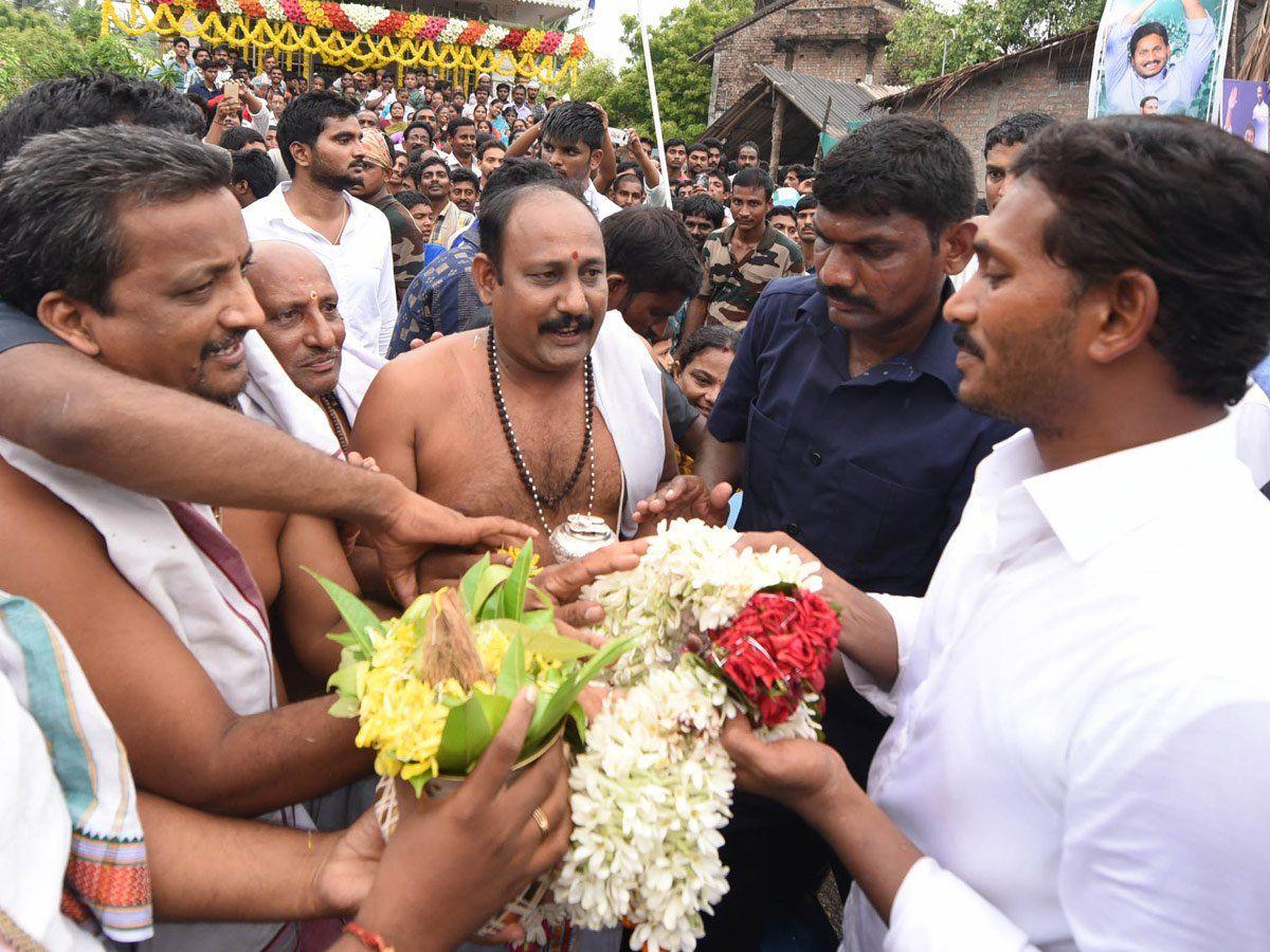 YS Jagan Continuous Padayatra In Rain Photos