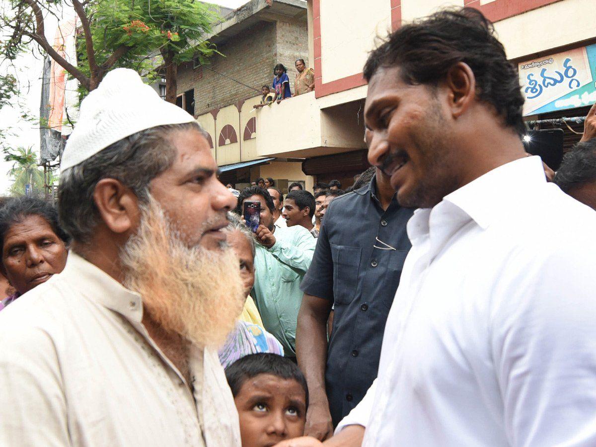 YS Jagan Continuous Padayatra In Rain Photos