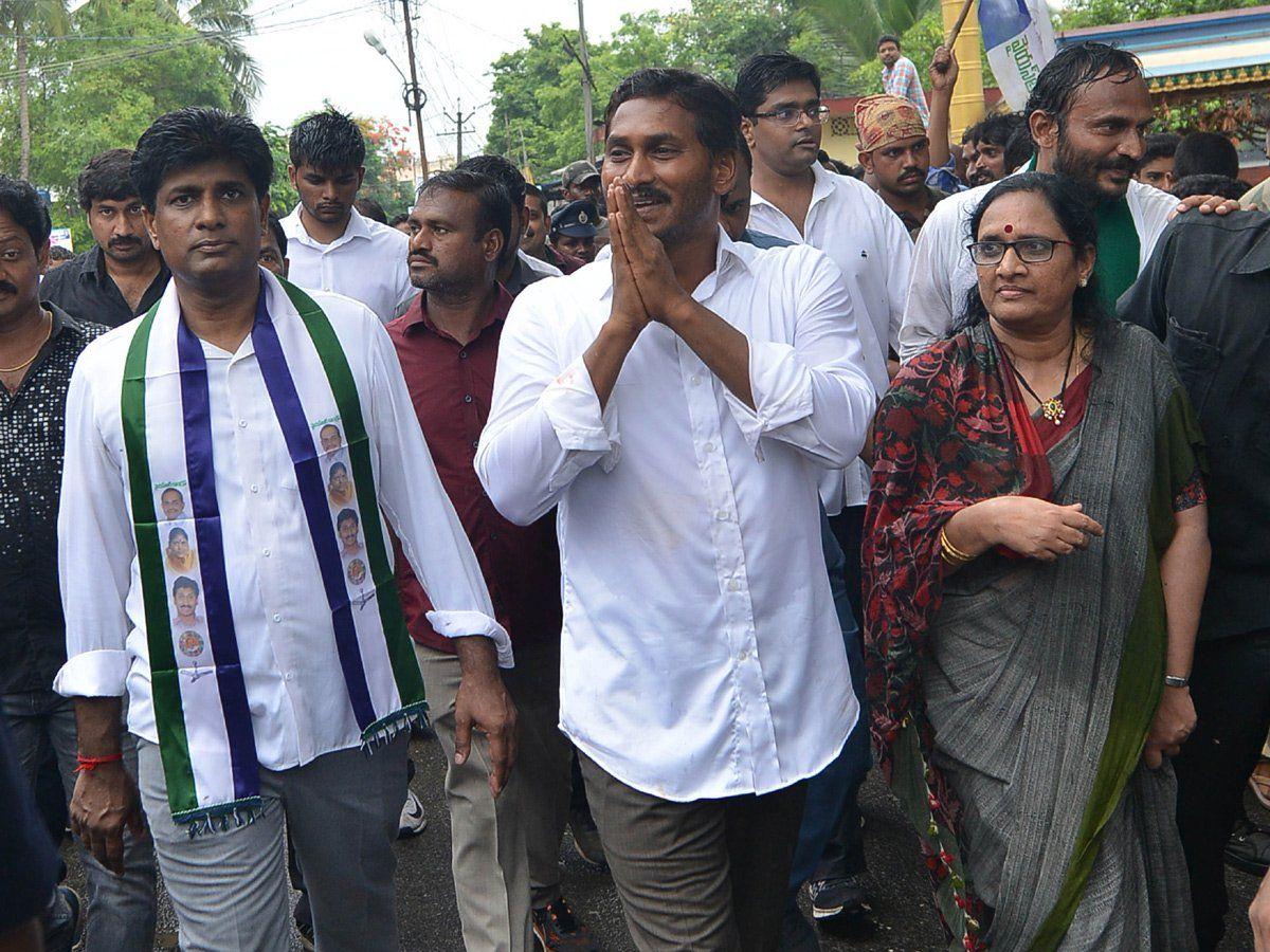 YS Jagan Continuous Padayatra In Rain Photos