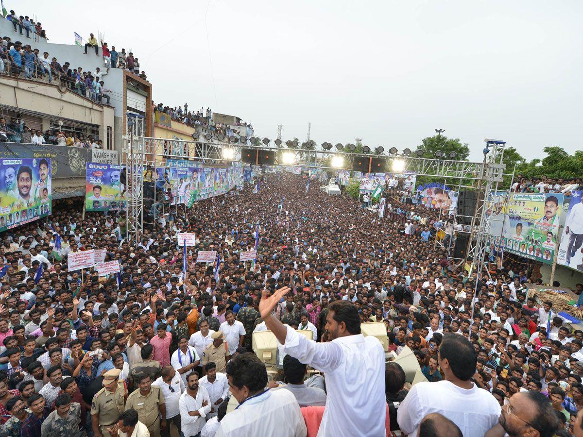 YS Jagan Padayatra Day 226 Photo Gallery