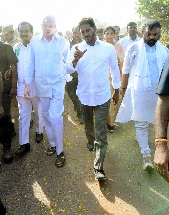 YS Jagan Praja Sankalpa Yatra Day 16 Photos