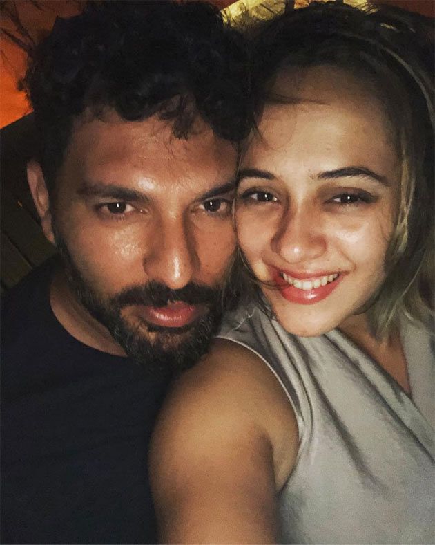 Yuvi, Zaheer, Nehra Families On Beach Vacation Photos