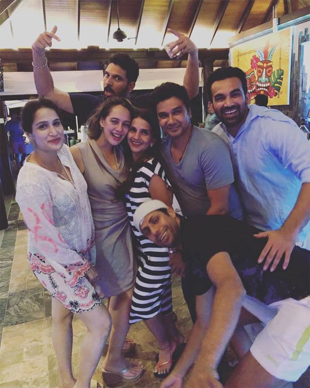 Yuvi, Zaheer, Nehra Families On Beach Vacation Photos