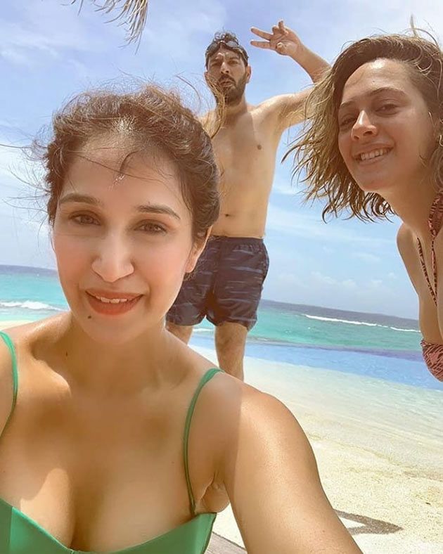 Yuvi, Zaheer, Nehra Families On Beach Vacation Photos