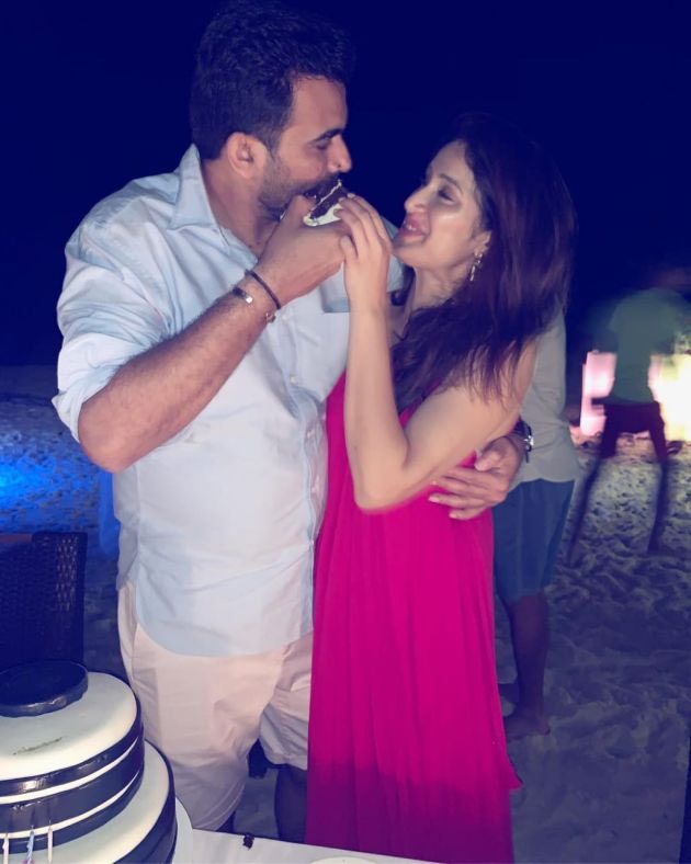 Yuvi, Zaheer, Nehra Families On Beach Vacation Photos