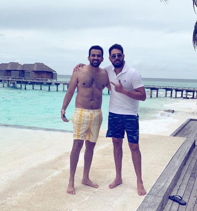 Yuvi, Zaheer, Nehra Families On Beach Vacation Photos