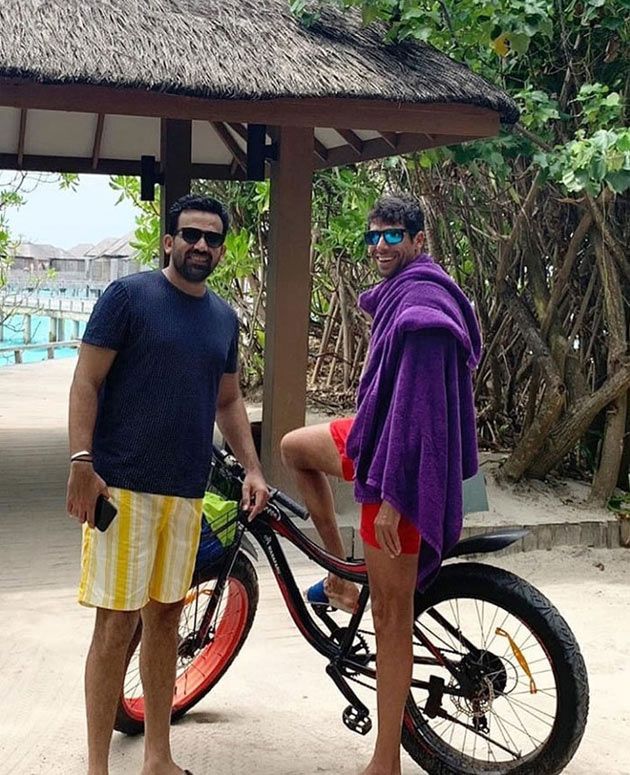 Yuvi, Zaheer, Nehra Families On Beach Vacation Photos