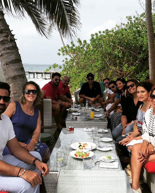 Yuvi, Zaheer, Nehra Families On Beach Vacation Photos