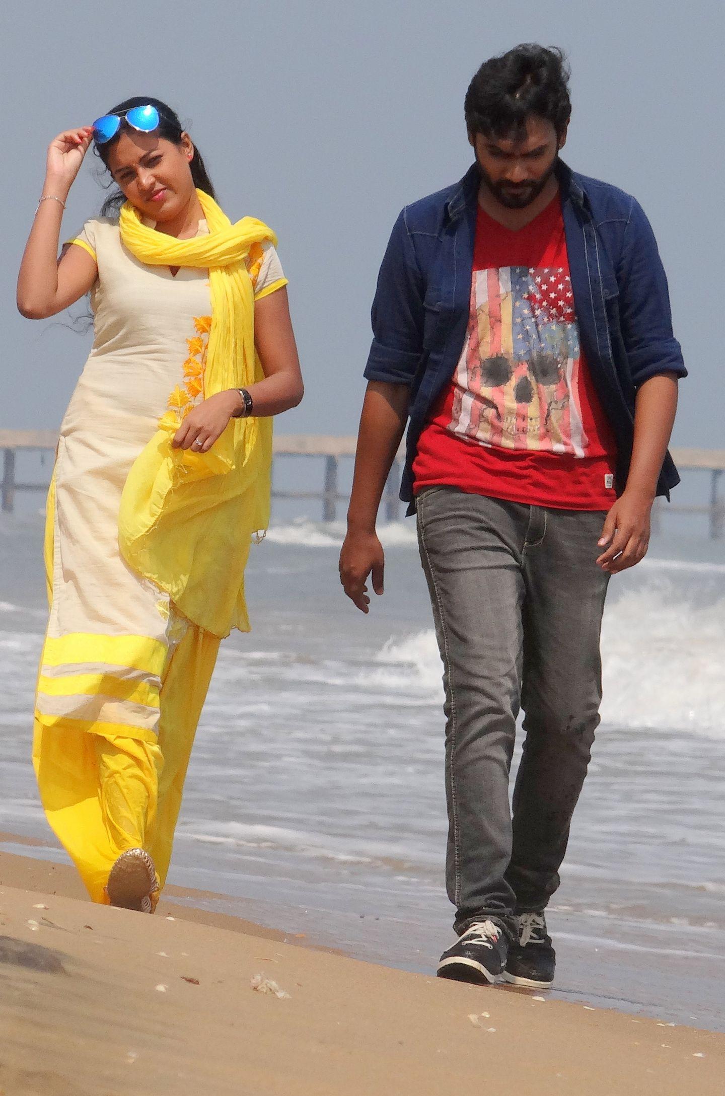 Aavu Puli Madhyalo Prabhas Pelli Movie Stills