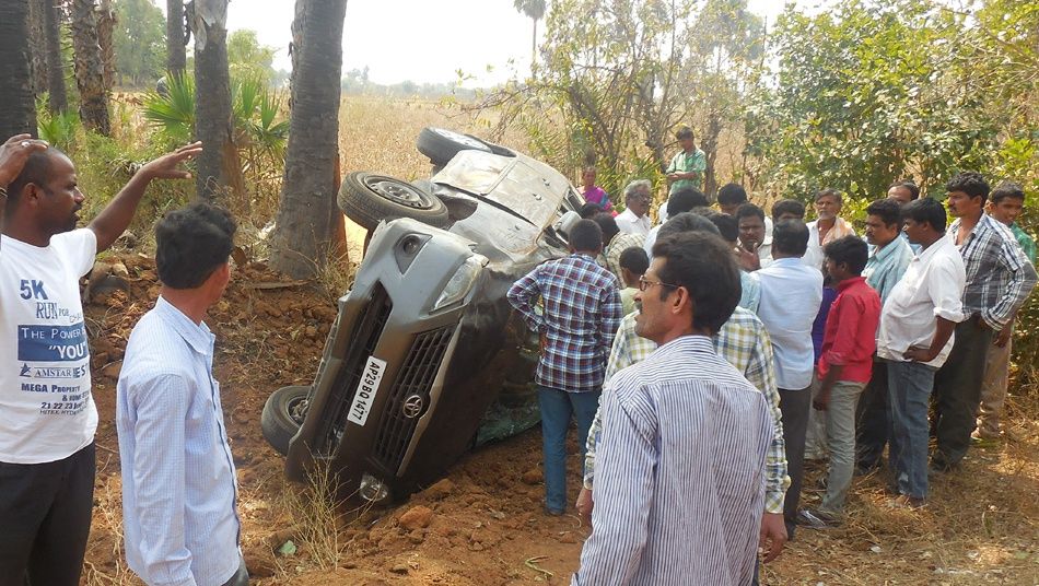 Actress Pranitha Car Accident Photos