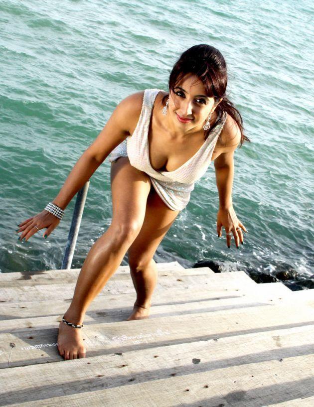 Actress Sanjana Hot and Sexy Clicks