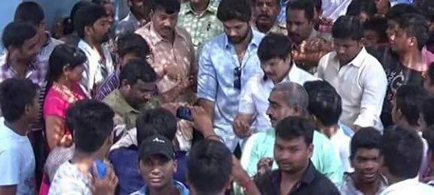 Allu Arjun Visits Simhachalam Temple Pics