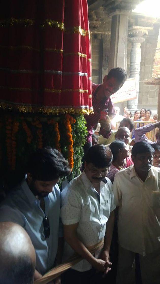 Allu Arjun Visits Simhachalam Temple Pics