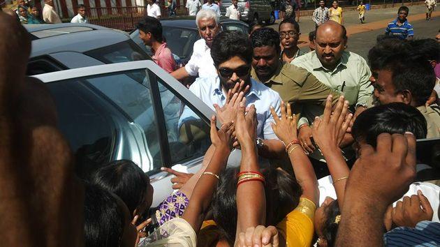 Allu Arjun Visits Simhachalam Temple Pics