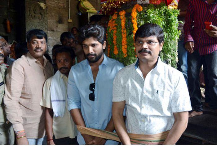 Allu Arjun Visits Simhachalam Temple Pics